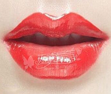 要知道现在美唇标准不在于厚,而是有可爱唇珠的m唇.