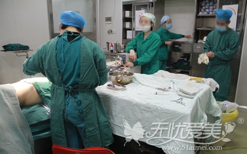 南昌佳美张效恩医生为廖女士做手术 南昌佳美张效恩医生为廖女士做手术