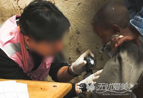 4月31日整形外科医院的医生正在为非洲儿童做身体检查