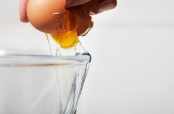 鸡蛋+醋——扫除面部所有黑斑