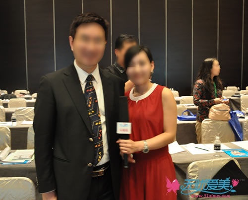 上海港华医院院长吕金陵(左)与无忧爱美网记者(右)合影