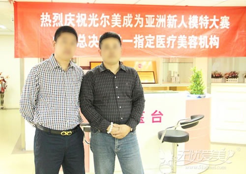 无忧爱美网高级客户经理刘岩（左）和林主任在医院前台的合影