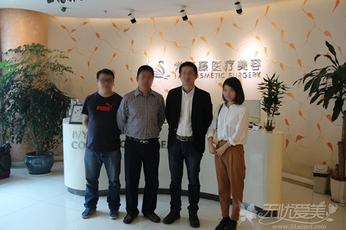 无忧爱美网高层和苏州常春藤工作人员（右二）合影