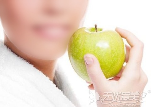 自体脂肪填充苹果肌后会肿吗？需要用敷料包扎吗？