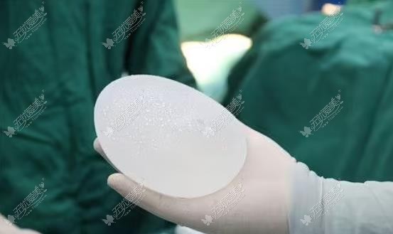 西安隆胸修复手术医生排名榜www.51aimei.com