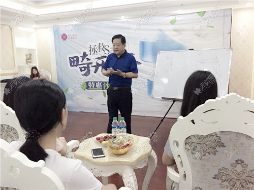 孙少宣为现场顾客解答疑惑 孙少宣为现场顾客解答疑惑