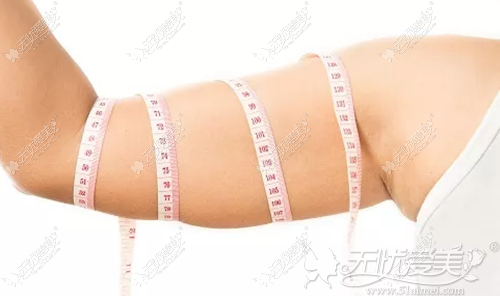 手臂粗壮还有“拜拜肉”是很多人的困扰