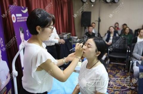 韩国汇恩美容培训学院院长李敬给顾客做纹绣