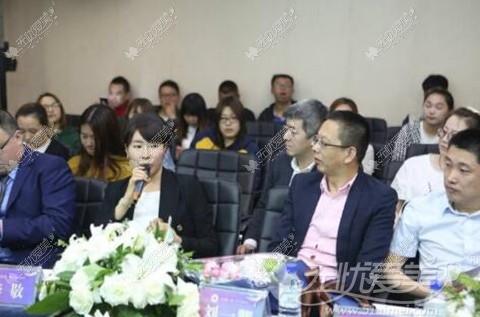 李敬院长与中妍医生进行技术交流 李敬院长与中妍医生进行技术交流