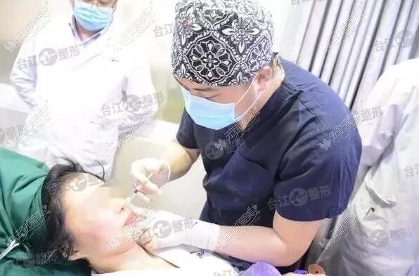 福州台江明星整形项目V-line童颜手术，袁主任亲自为她进行左脸注射