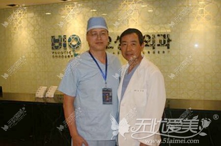 张建文与韩国眼部整形医生曹仁昌合影