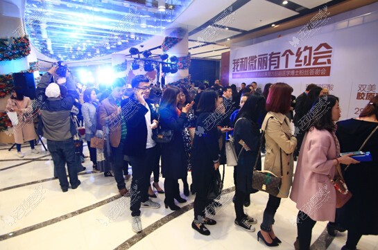 粉丝排队与微丽董事长方跃明合影 粉丝排队与微丽董事长方跃明合影
