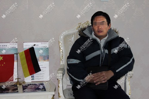 被网友赞誉的缺牙保安赵先生