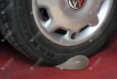 硅凝胶假体可以承受一辆卡车的挤压而不变形，植入人体中安全性很高。