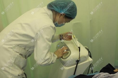 由专业医生对提取好的PRP与玻尿酸进行专业调配