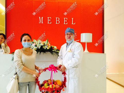 王小姐和梁院长合影