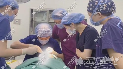 双眼皮修复手术中