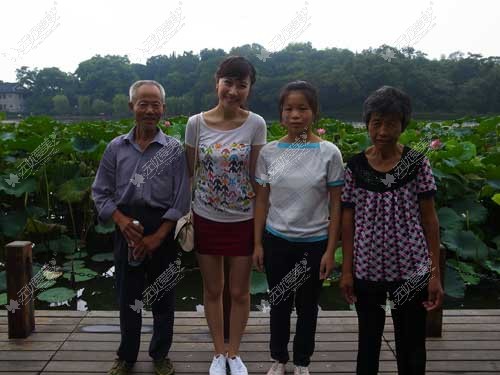兽皮症孤女期手术拆线 与爷爷奶奶逛西湖拍全家福