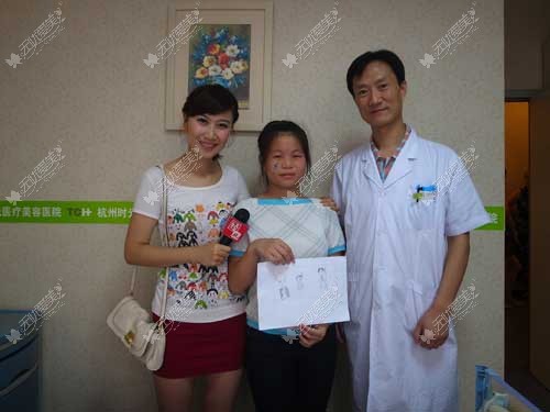 兽皮症孤女期手术拆线 与爷爷奶奶逛西湖拍全家福