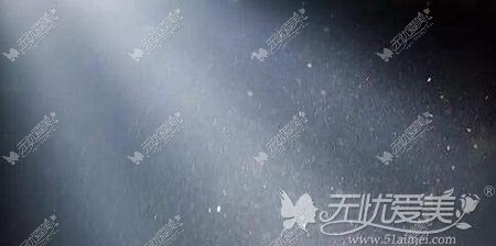 空气中的灰尘会依附到美瞳上