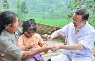 郑荃院长检查灿灿毛发情况