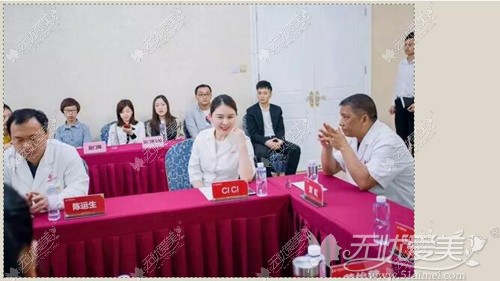 CiCi亮相新闻发布会，微笑自信甜美