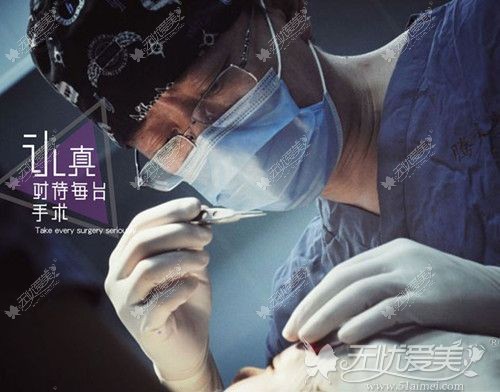 手术中的孟强医生 手术中的孟强医生